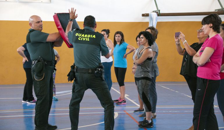 Academia Centro en Alicante, formación para oposiciones de Policía Nacional y Guardia Civil, acceso físico y temario para preparación