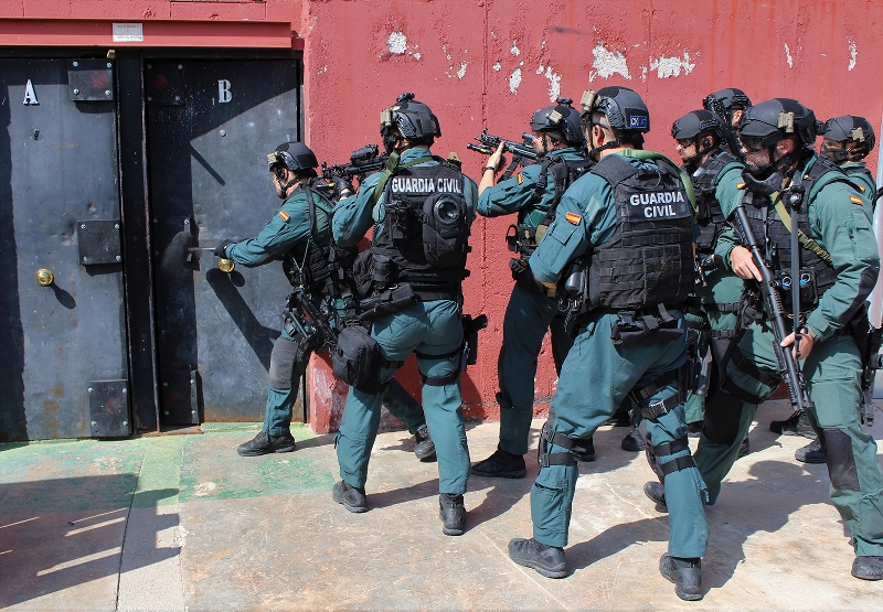 Academia Centro en Alicante, formación para oposiciones de Policía Nacional y Guardia Civil, acceso físico y temario para preparación